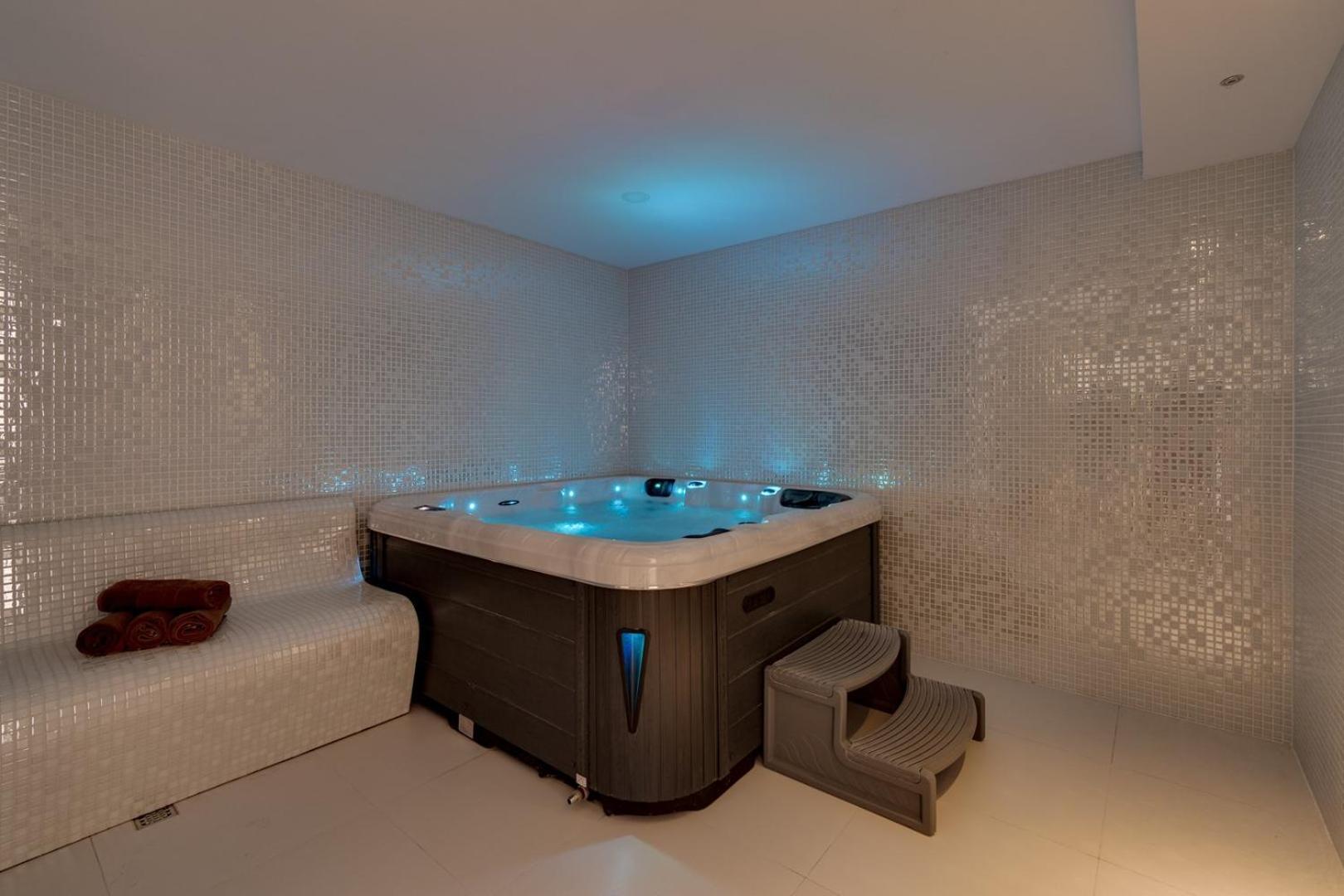 Luxury Villa Lucas With Heated Pool, Whirlpool, Sauna, 14 Pax Podstrana Dış mekan fotoğraf