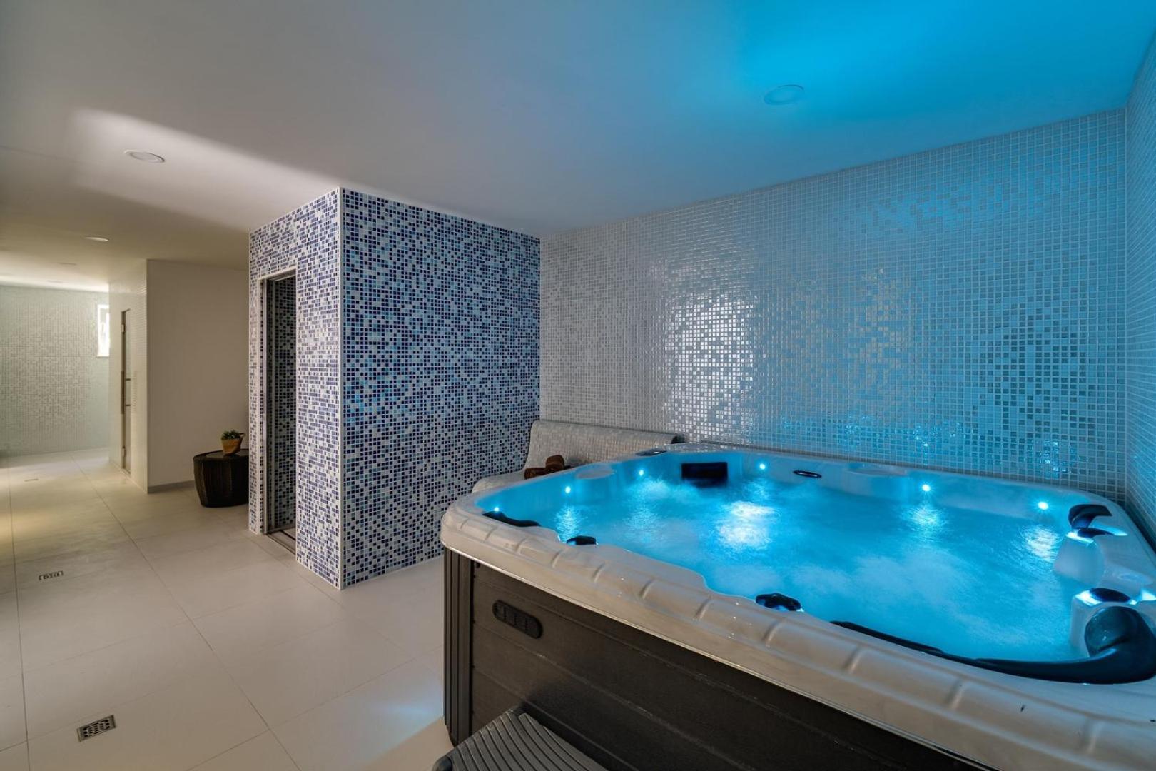 Luxury Villa Lucas With Heated Pool, Whirlpool, Sauna, 14 Pax Podstrana Dış mekan fotoğraf